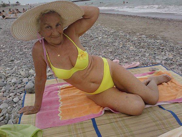 Пожилая нудистка пенсионерка приехала в Анапу и мастурбировала