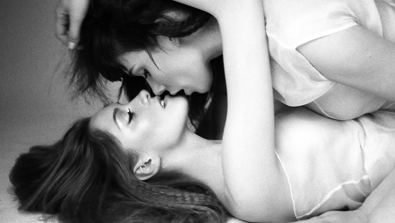 Двум лесбиянкам захотелось горячей страсти и любви перед сном