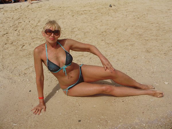 Елена Борзова В Бикини На Пляже – Паутина 1992