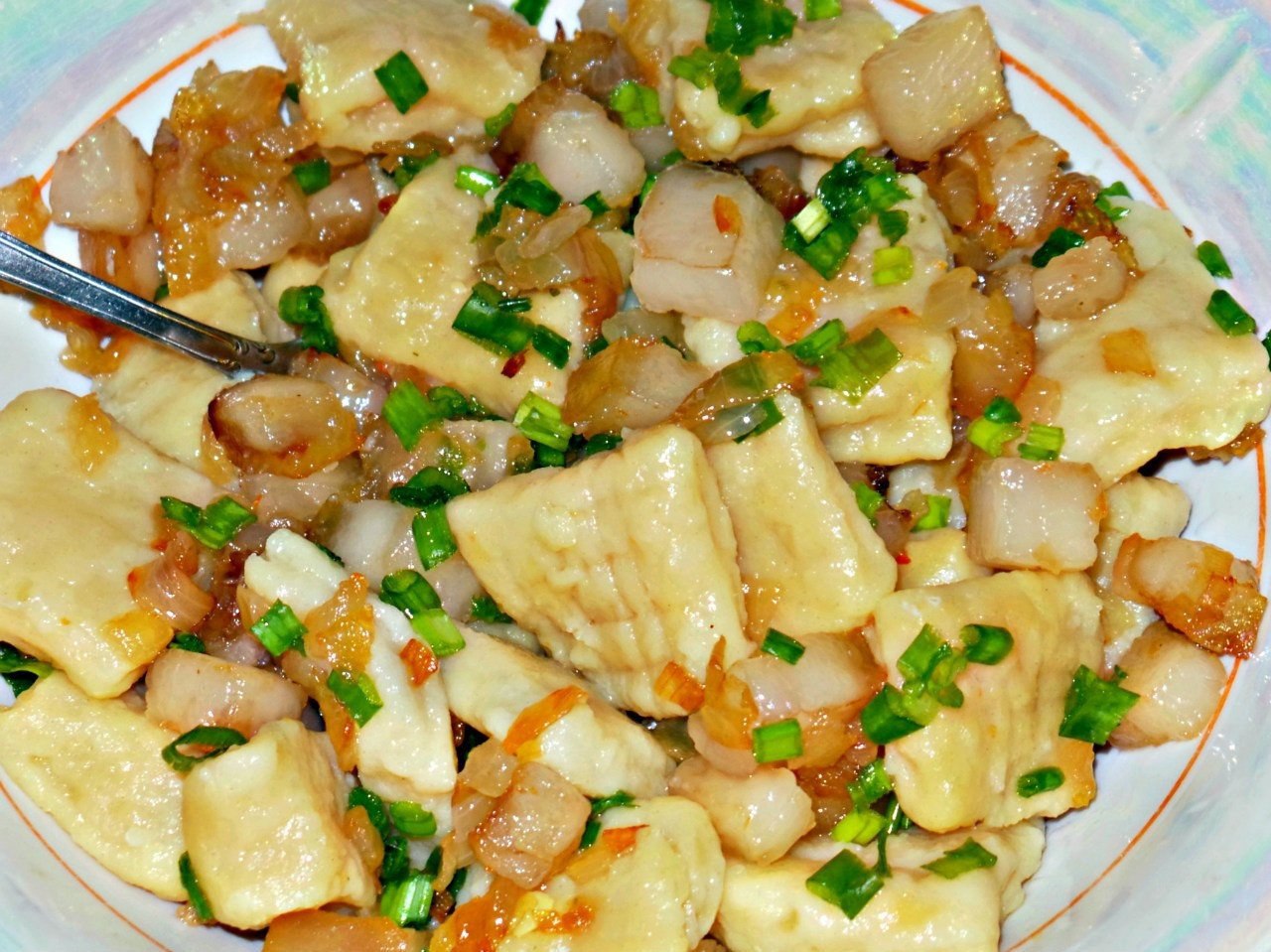 Картошка с галушками и жареным луком