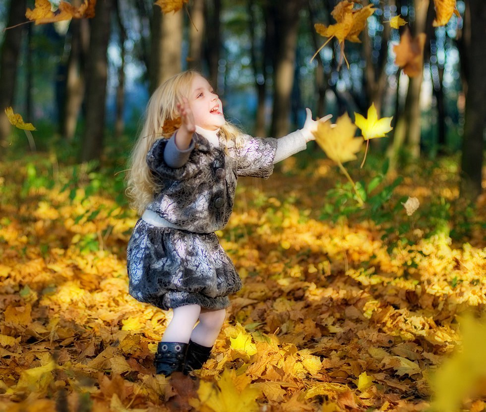 Девочка с осенними листьями