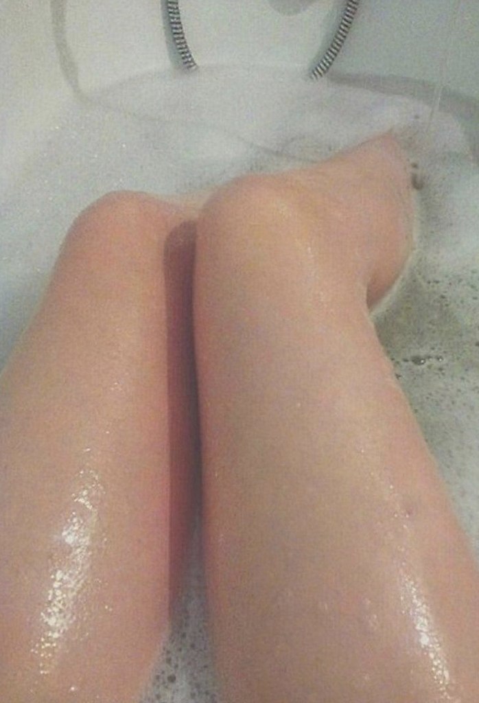 Молодая девушка в пенной ванне увлеклась стимуляцией клитора
