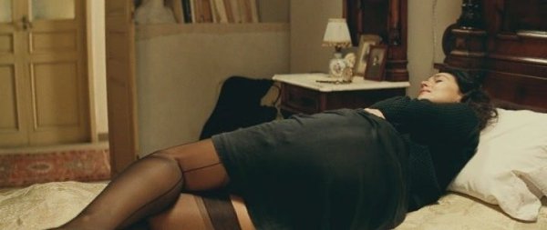 Круглая сексуальная попка и стройные ножки - это лишь малая часть того что украшает Джеми Ли Кертис. А какая у нее грудь