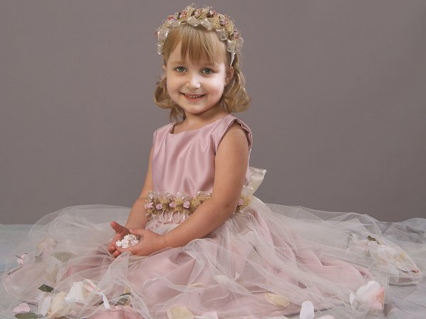 Фото маленькая девочка в красивом платье