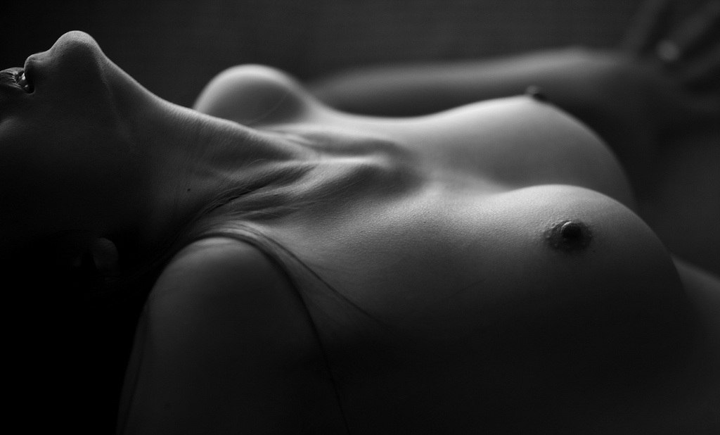 Черно-белая эротика женской груди.