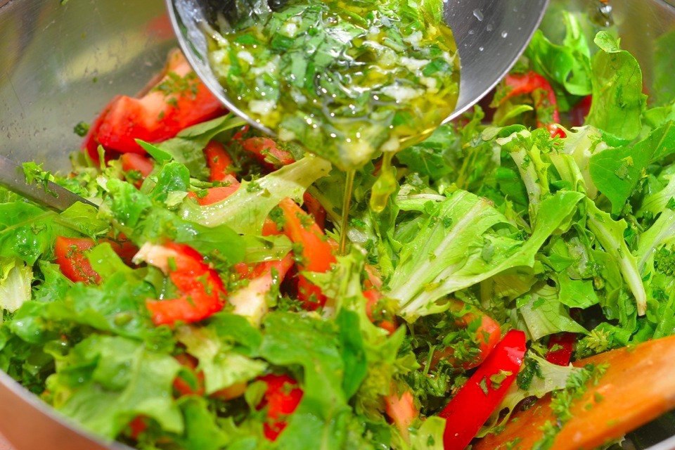 Заправка к овощному салату. Средиземноморский салат. Листья салата и лук. Салат с мидиями. Салат из мидии листьями салата и с помидорами.