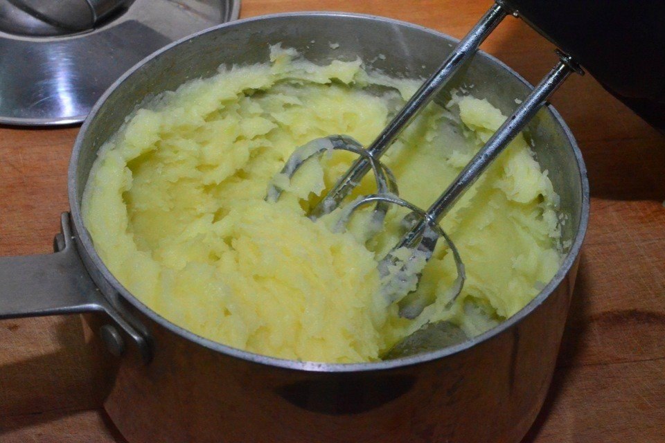 Как сделать пюре из курицы. Картофельное пюре в кастрюле. Приготовление картофельного пюре. Картошка пюре в кастрюле. Взбитое пюре из картошки.