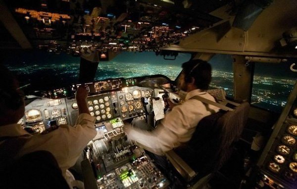 Вид из кабины самолета ночью