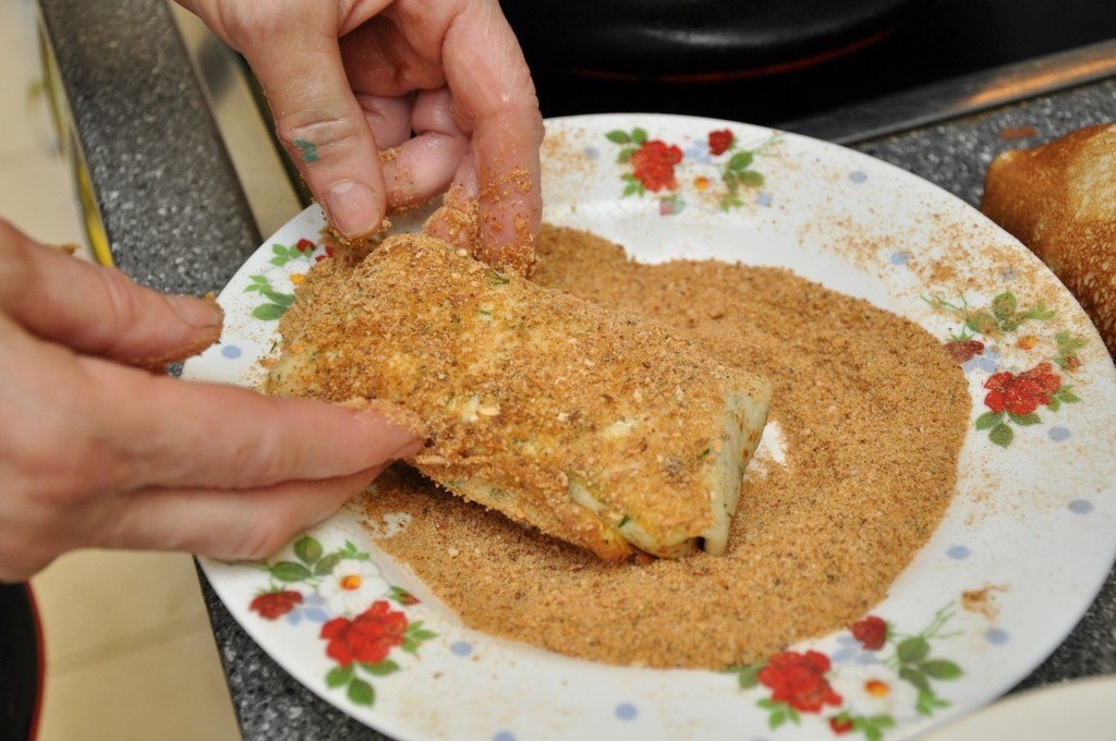 Блинчики с ветчиной яйцами и сыром в панировке