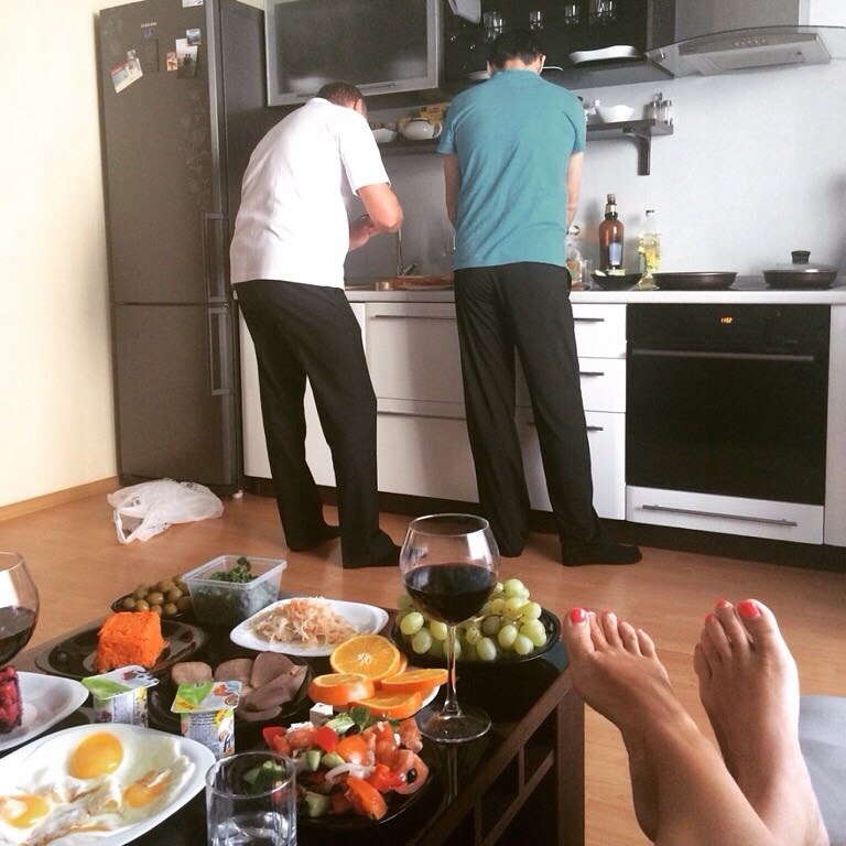 С женой на кухне домашнее