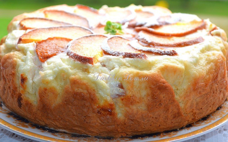 Вкусный творожный пирог с персиками