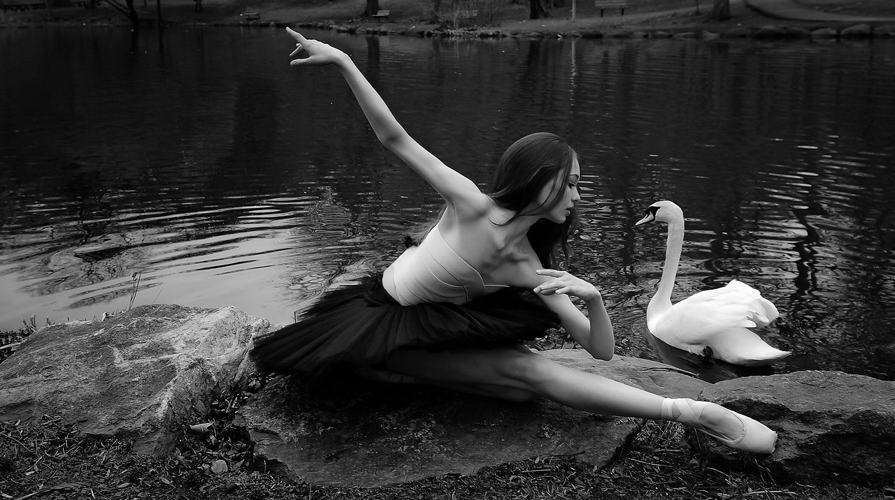 Балерина на пруду