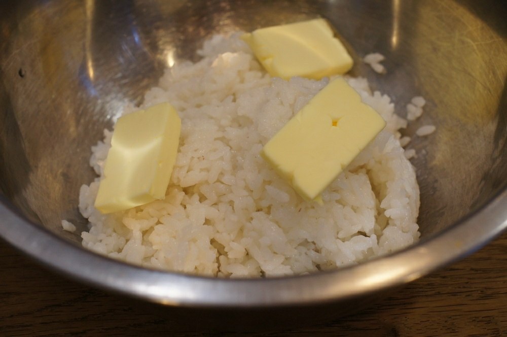 Рецепт риса на сливочном масле. 100 Грамм риса. Формочки для риса. Рис со сливочным маслом. Рис отварной со сливочным маслом.