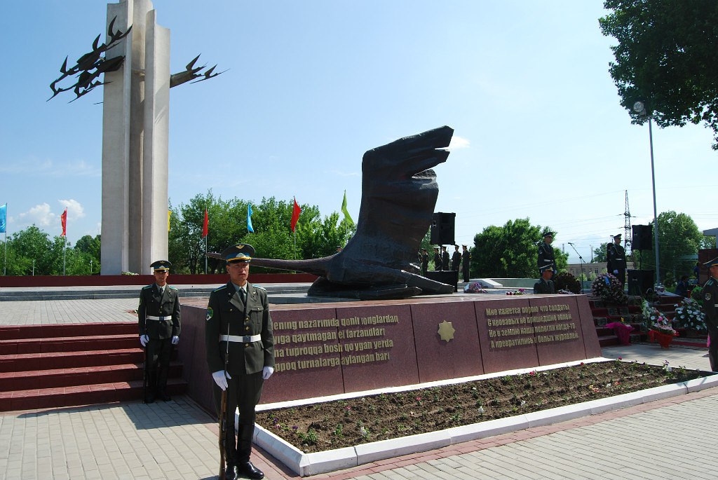 Памятник журавлей в чирчике фото