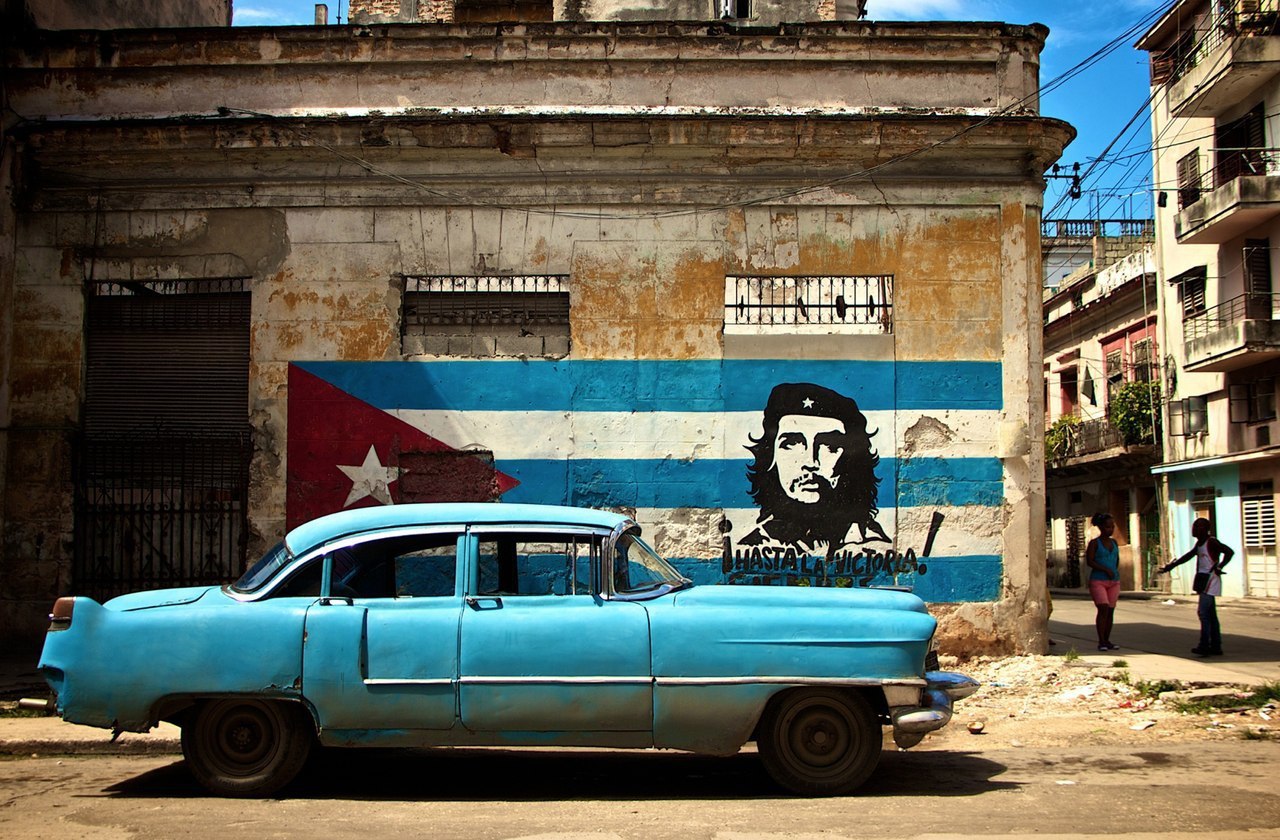 Кубинские лозунги. Республика Куба город Гавана. Куба машины. Машины на Кубе. Ретро автомобили на Кубе.