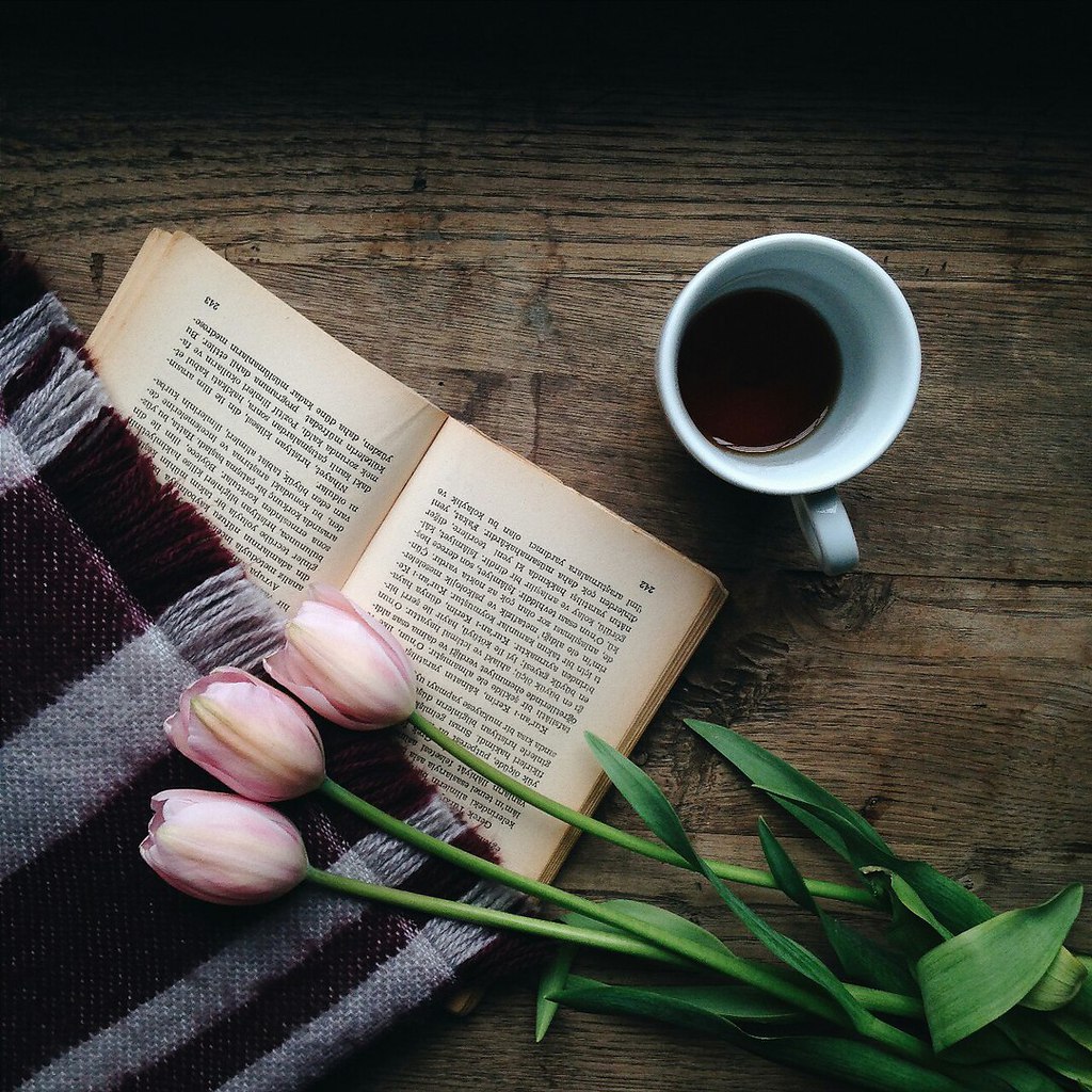 Кофе с цветами и книгой