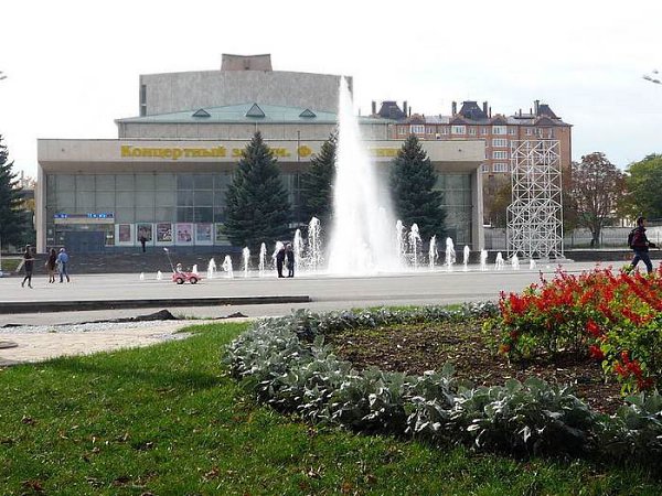 Ессентуки улицы. Центральные улицы Ессентуков. Центральная улица Ессентуки Ессентуки. Октябрьская площадь Ессентуки. Ессентуки город Центральная улица.