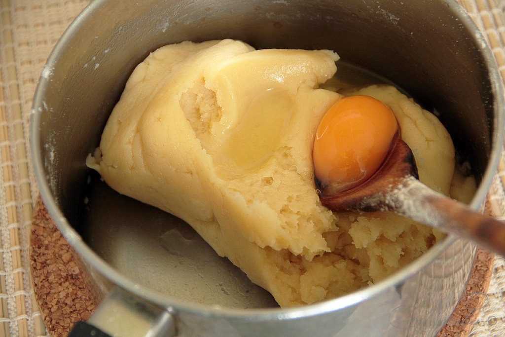 Рецепт заварного теста без яиц. Заварное тесто на противне. Что приготовить с заварным кремом. Что можно приготовить с заварным кремом. Заварное тесто фиолетовое.