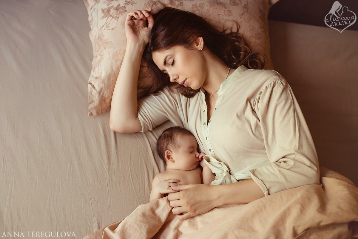 Уставшая мама с младенцем