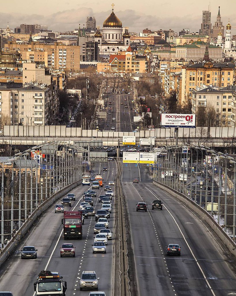 Москва комсомольский проспект. Комсомольский проспект Москва. Комсомольскиц проспект Мос. Метромост Комсомольский проспект. Вид на храм Христа Спасителя с проспекта Вернадского.