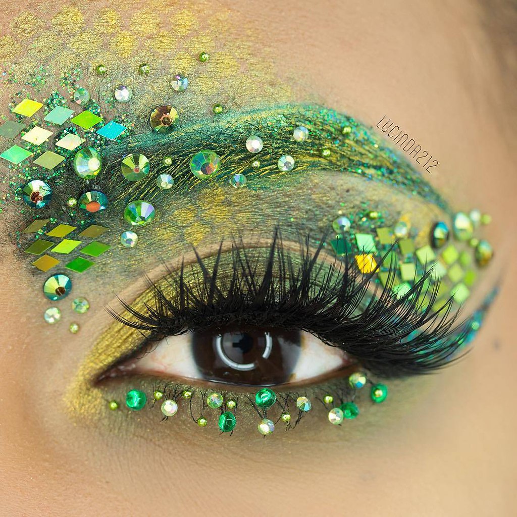 Креативный зеленый макияж