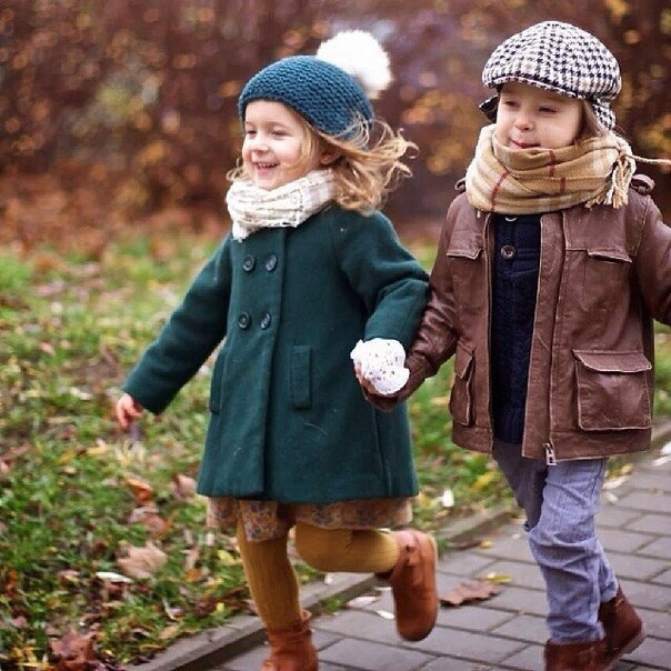 Дети в куртках и шапках