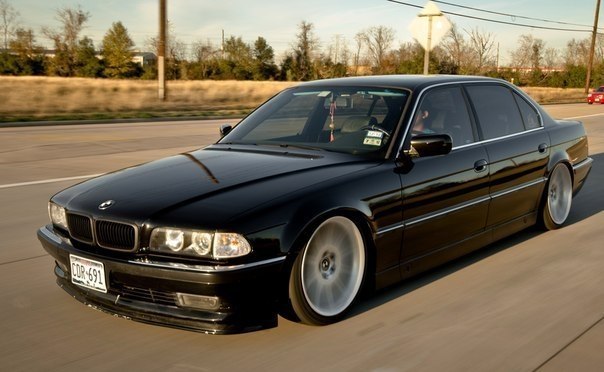 Bmw e23 alpina. Bmw e38 750il бумер. Бмв 7 старого образца. Бмв семерка старая. Bmw 7 1977.