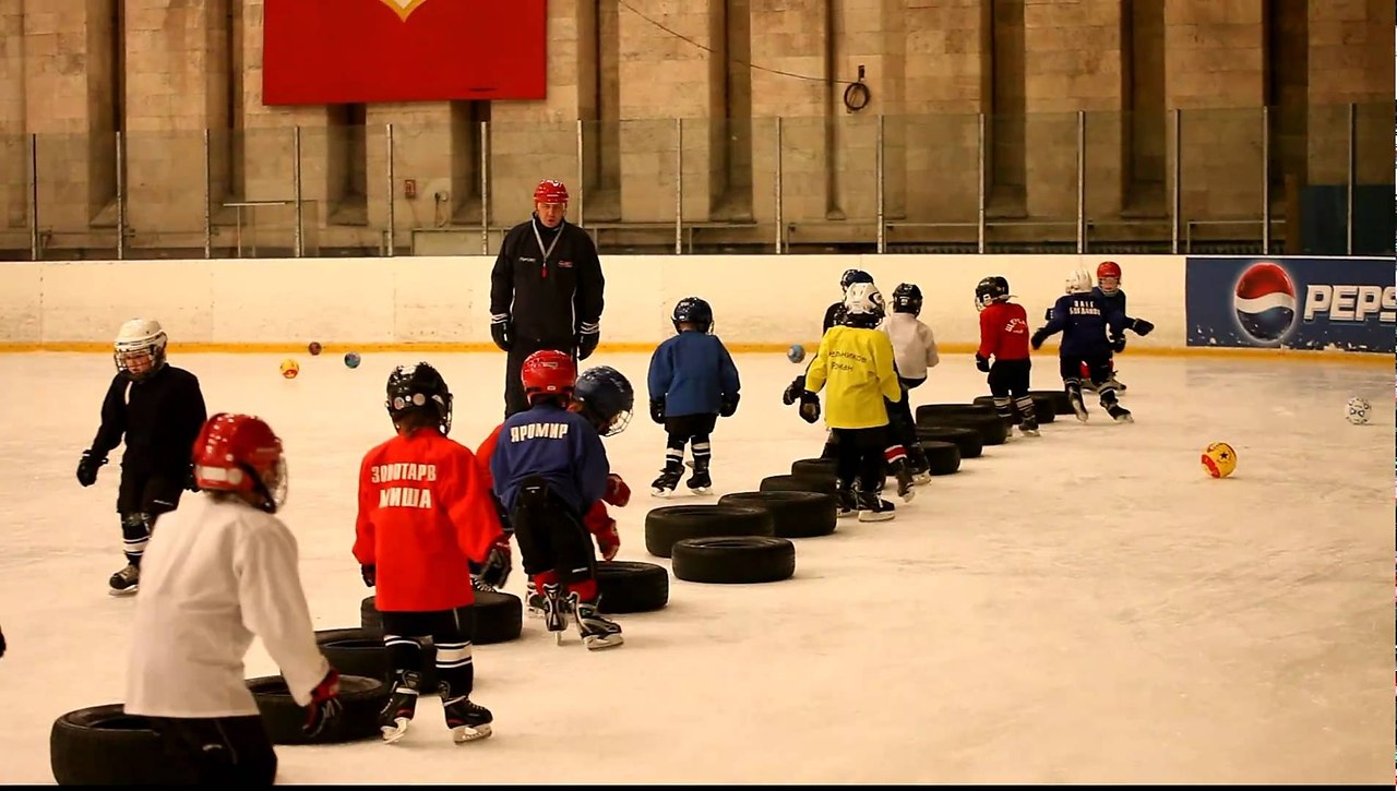 Тренировочный процесс детей. Хоккей дети тренировка. Тренировка по хоккею. Тренировка юных хоккеистов на льду. Хоккейные тренировки для детей.