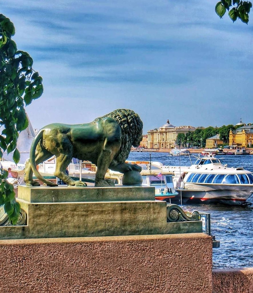 Лев на набережная Адмиралтейства в Санкт-Петербурге