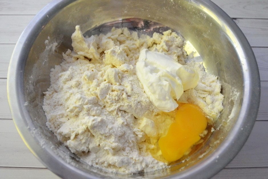 Рецепт теста маргарин и сметана. Пирог сметана маргарин яйцо и сахар. Тесто пирог сметана маргарин на терке. Тесто маргарин сметано яйцо МКА КИШ. Тесто маргарин сметана мука разрыхлитель.