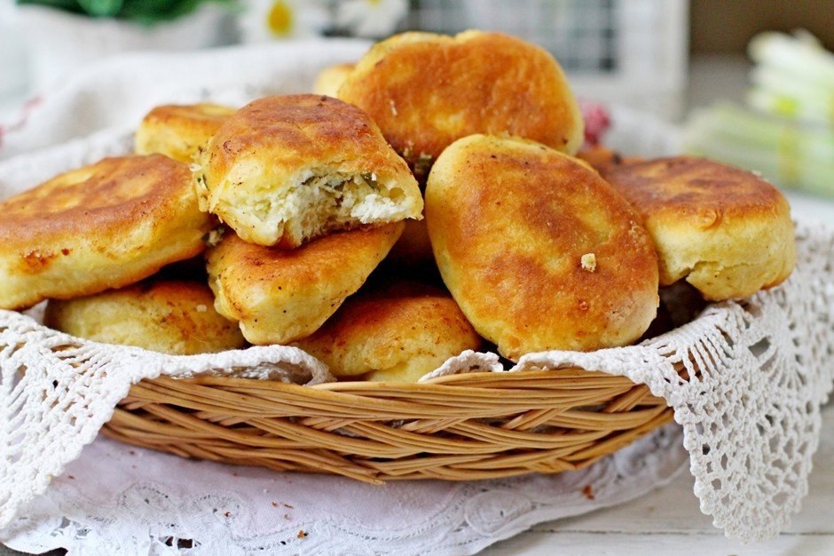 Пироги с луком и яйцом на сковороде без дрожжей