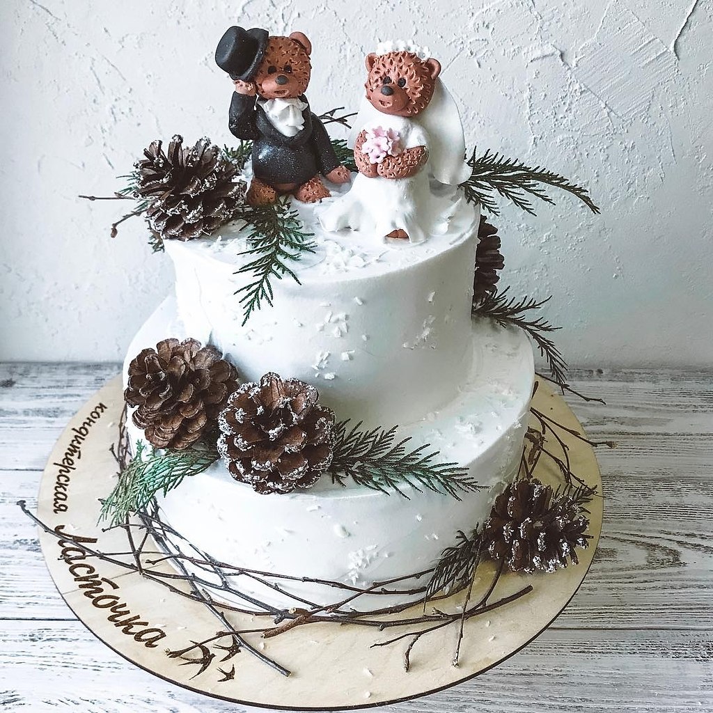 Зимний свадебный торт с шишками