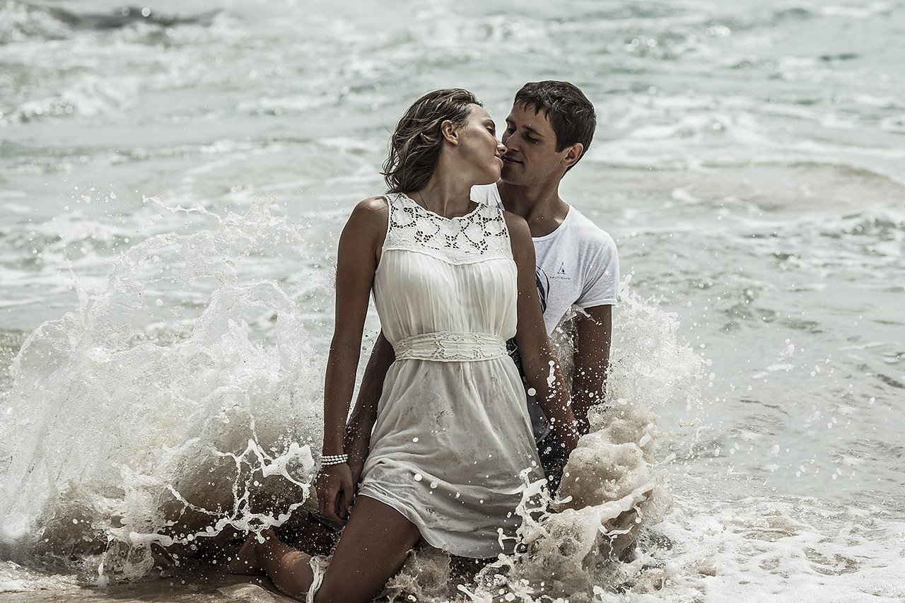 Влюбленные на берегу моря в белом
