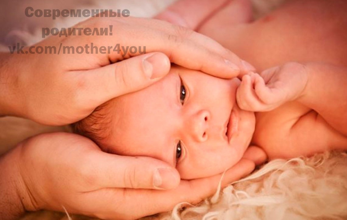 Счастье родим. Мама склонилась над ребенком. Мама над кроваткой ребенка. Тепло материнских рук. Тепло материнского сердца.