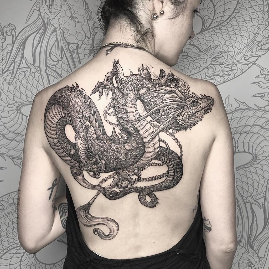 Китайский дракон на спине у девушки