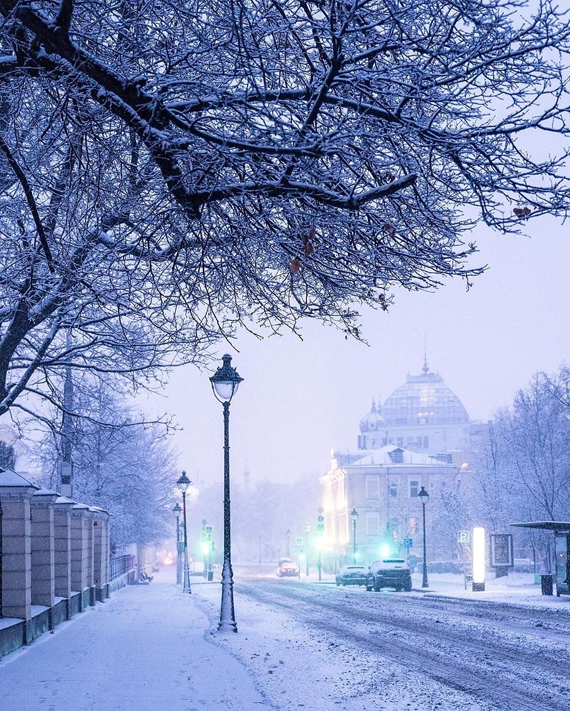 Зимний город. Улица зимой. Зимние улицы Москвы. Заснеженный город.