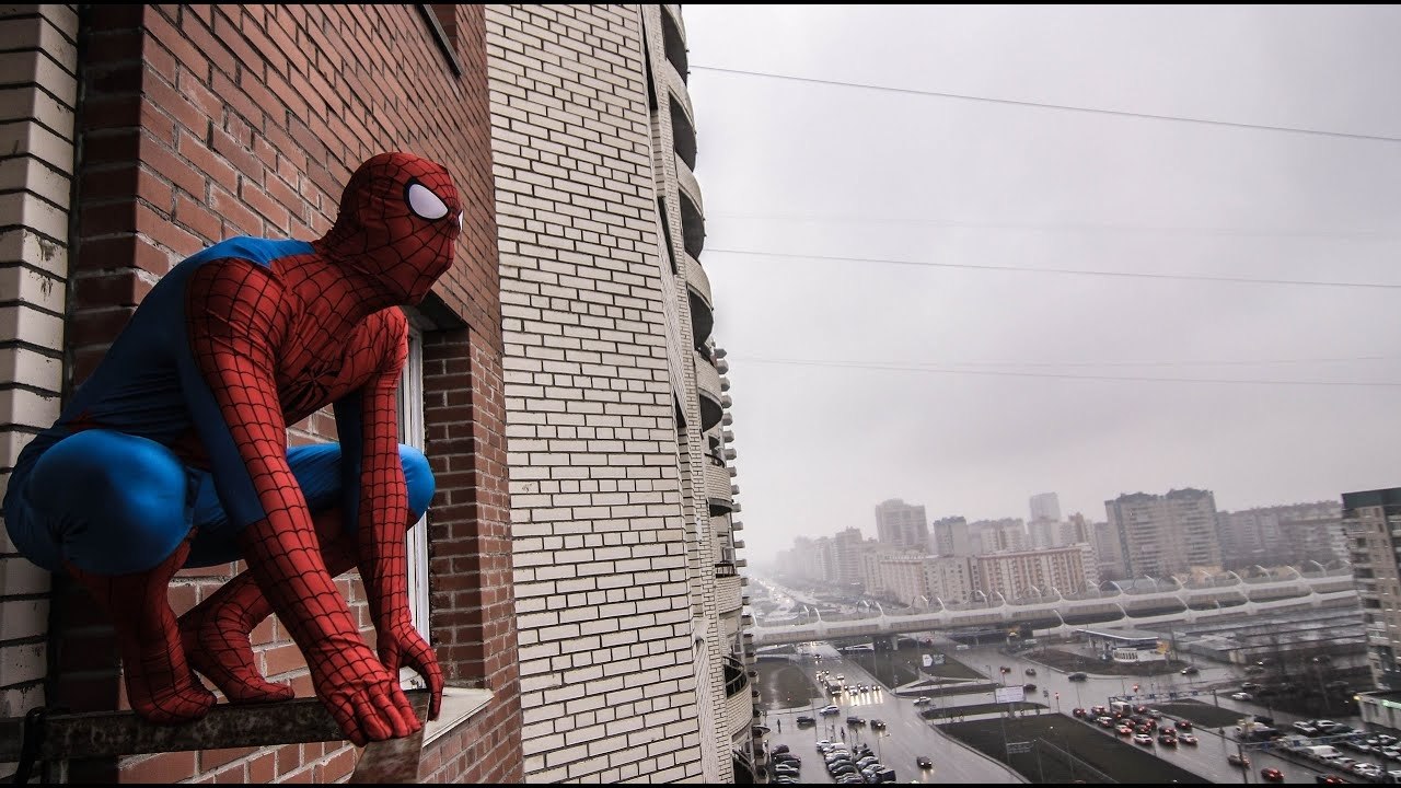 Человек паук сидит на крыше