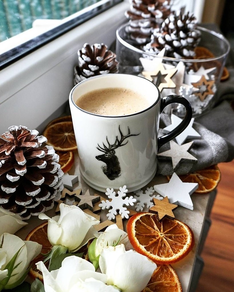 Новогодний кофе. Рождественское утро. Зимний кофе. Уютные зимние чашки.