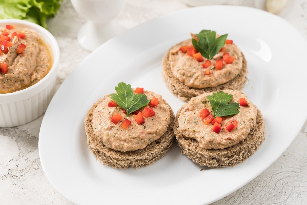 Закуска с помидорами и консервы