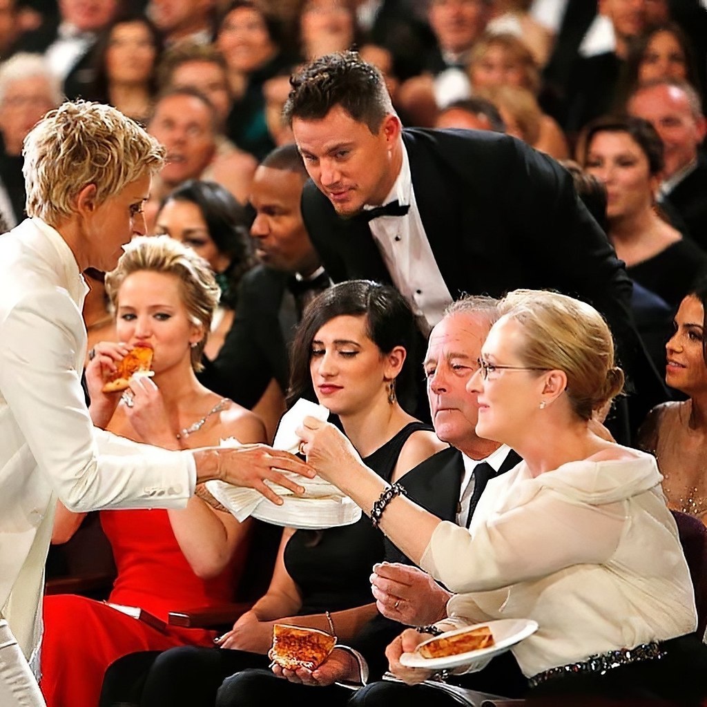Питт ест. Брэд Питт ест пиццу на Оскаре. Jennifer Lawrence Oscar 2014. Оскар банкет. Банкет знаменитостей.