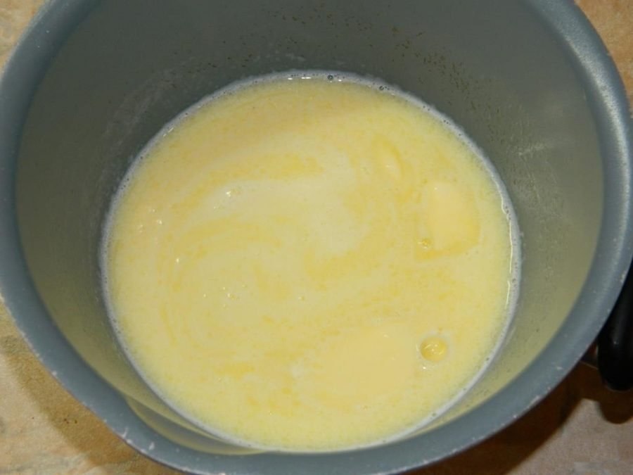 Тесто сливочное масло вода. Сливочное масло в кастрюле. Рецепт заварного теста без маргарина и масла сливочного.