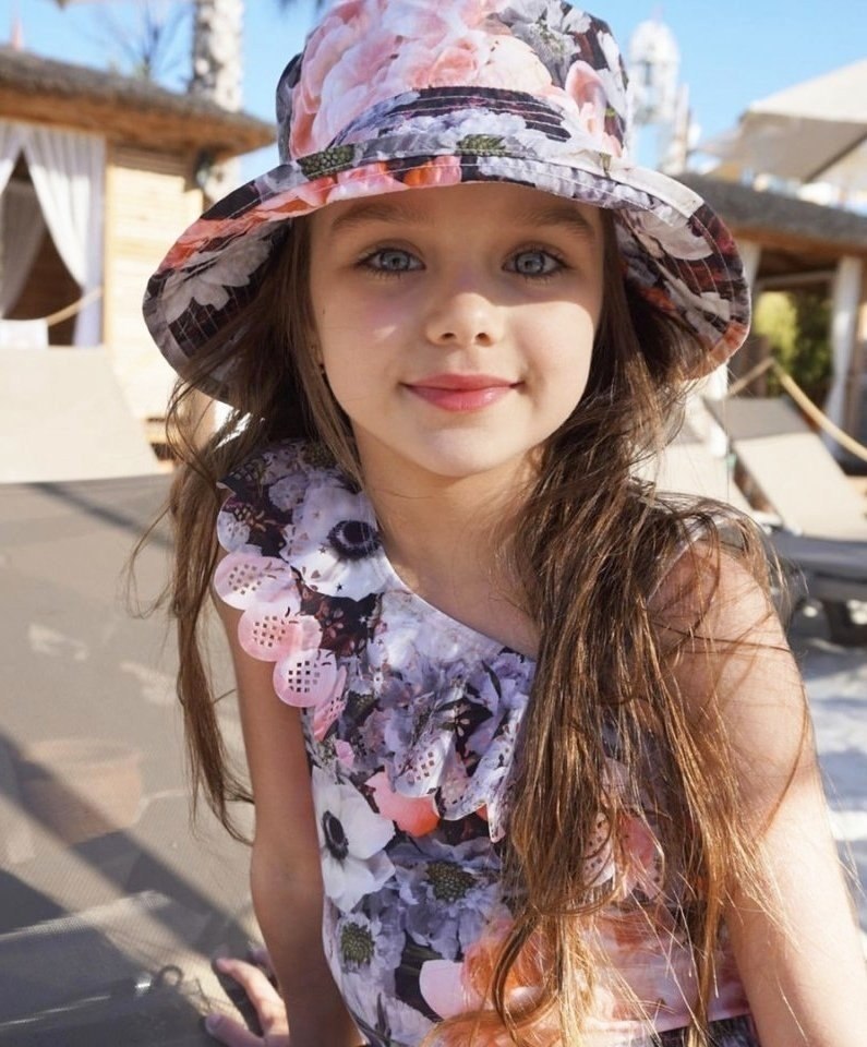 Самая красивая маленькая девочка в мире фото