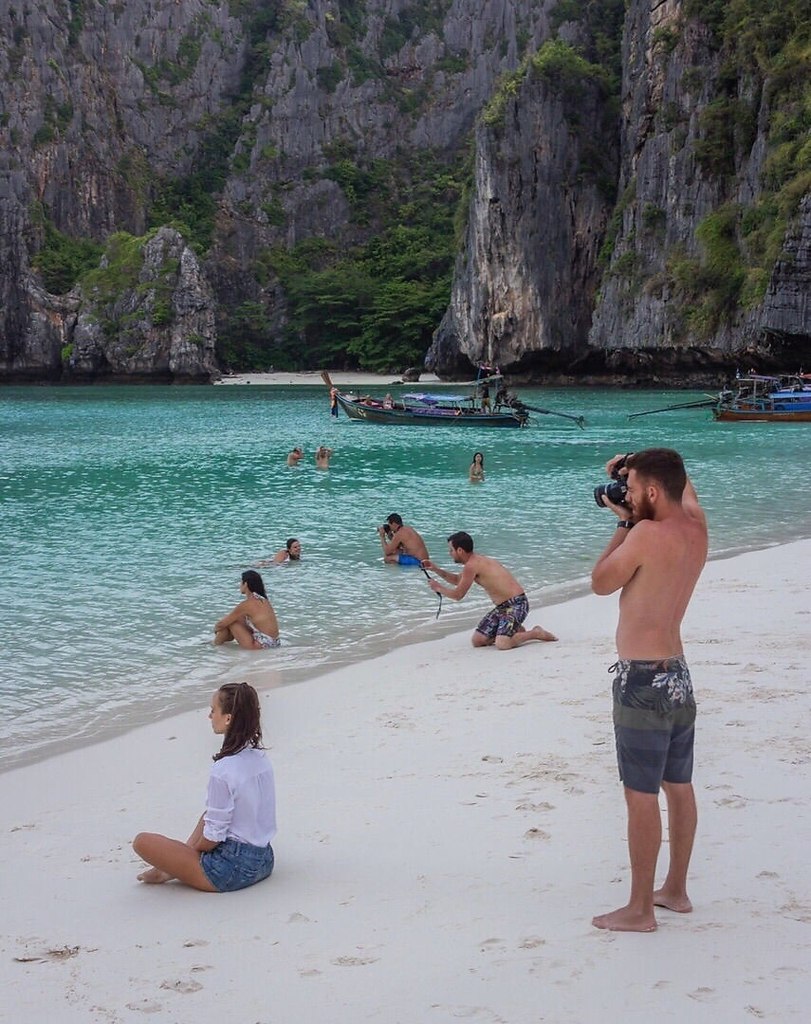 Куда поехать отдохнуть на 2 дня. Прикольный отдых. Смешные фото с отдыха. Съездить на море. Таиланд девушка пляж смешно.