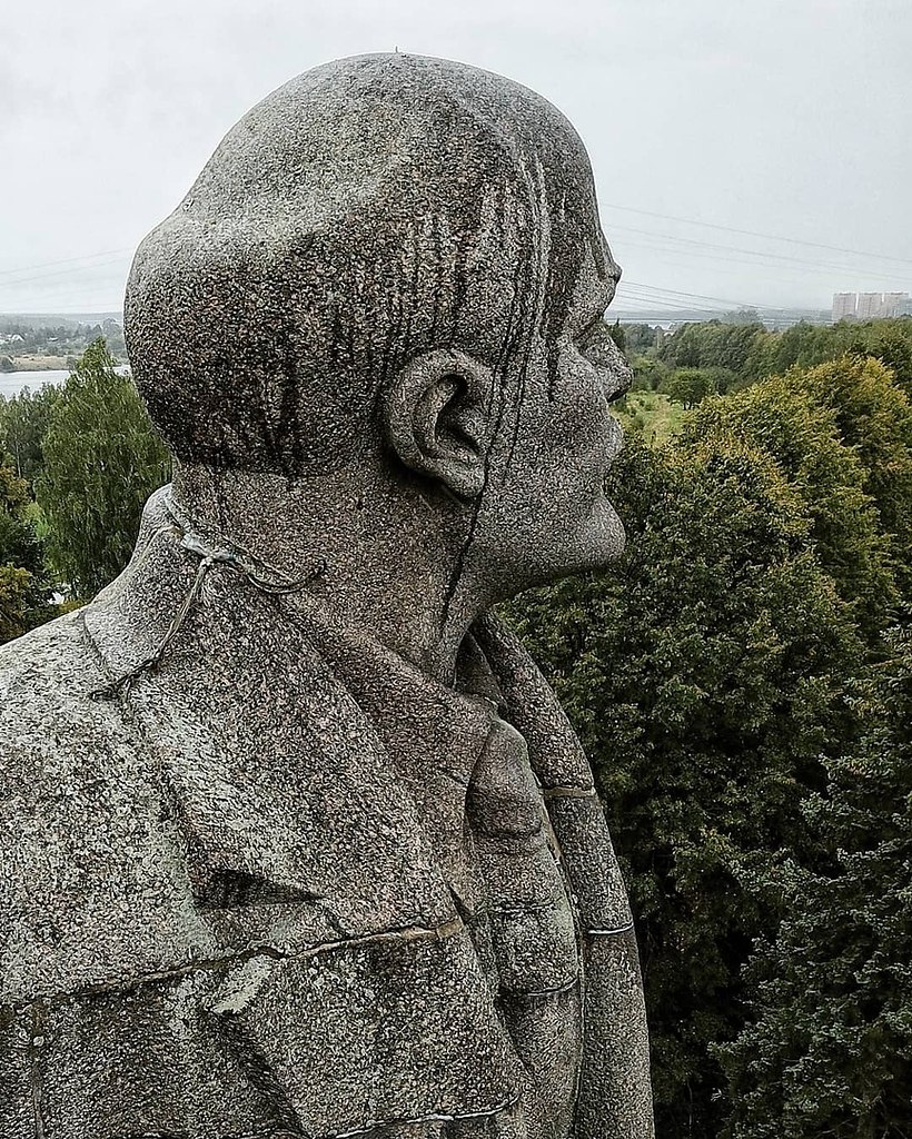 Сколько памятников. Дубна канал имени Москвы памятник Ленину. Памятник Ленину у входа в канал имени Москвы Дубна. Дубна памятник Ленину. Статуя Ленина в Дубне.