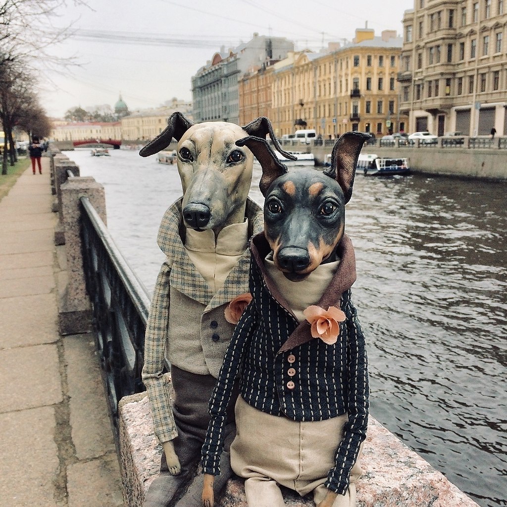 Девушка с головой собаки