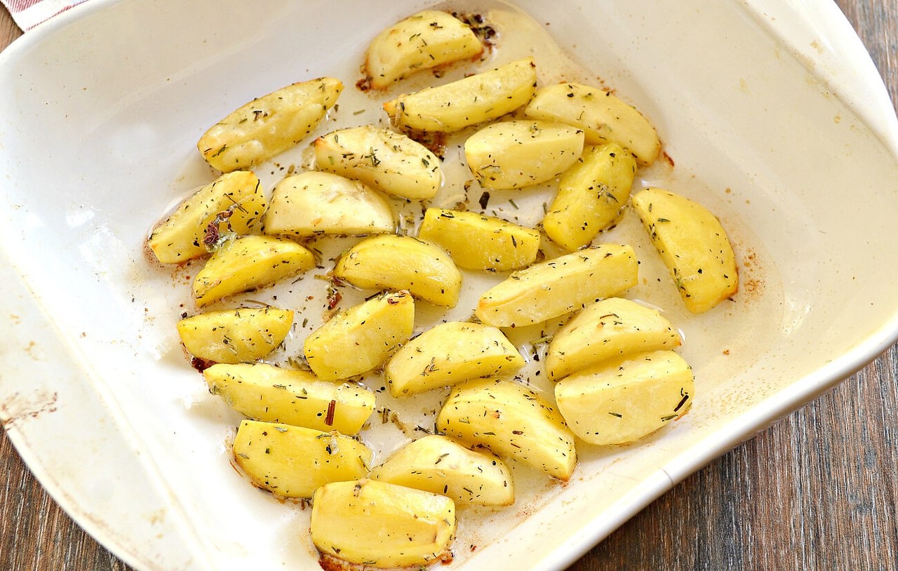 Картошка дольками в духовке с травами