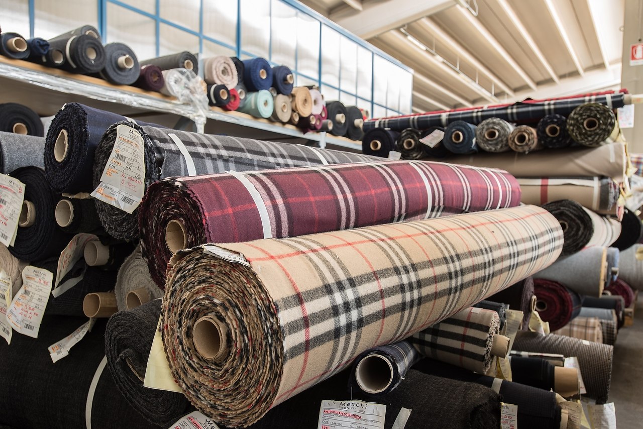 Закупки оптом от производителя. Рулон ткани. Рулоны ткани на складе. Текстиль в рулонах. Рулоны ткани в магазине.