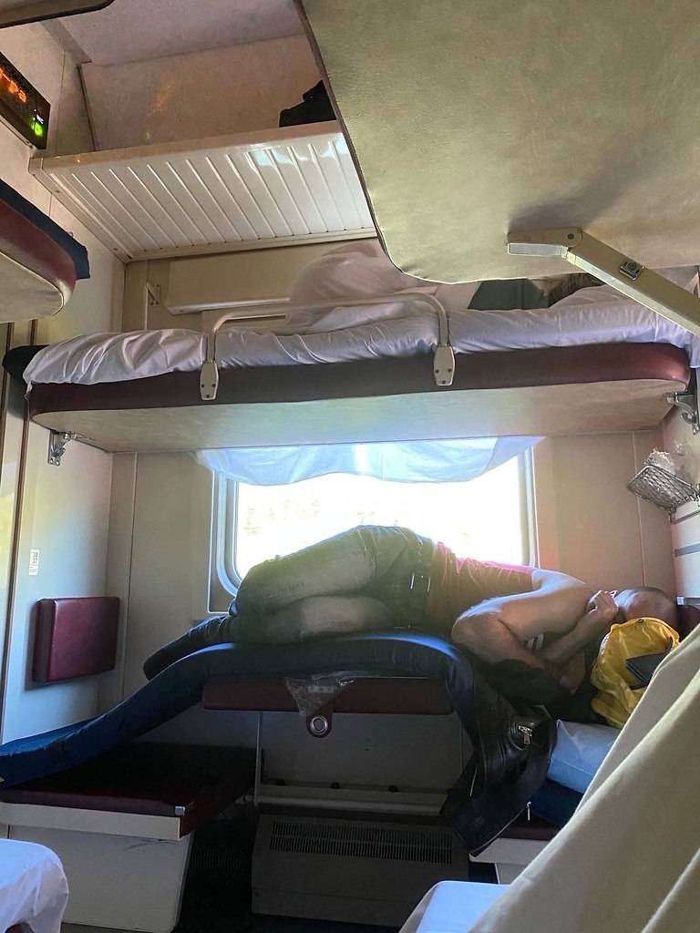 Вагон плацкарт боковушка. Верхняя полка в поезде. Верхняя боковая полка ржд 2022. Плацкартный вагон поезда. Верхняя боковушка плацкарт.