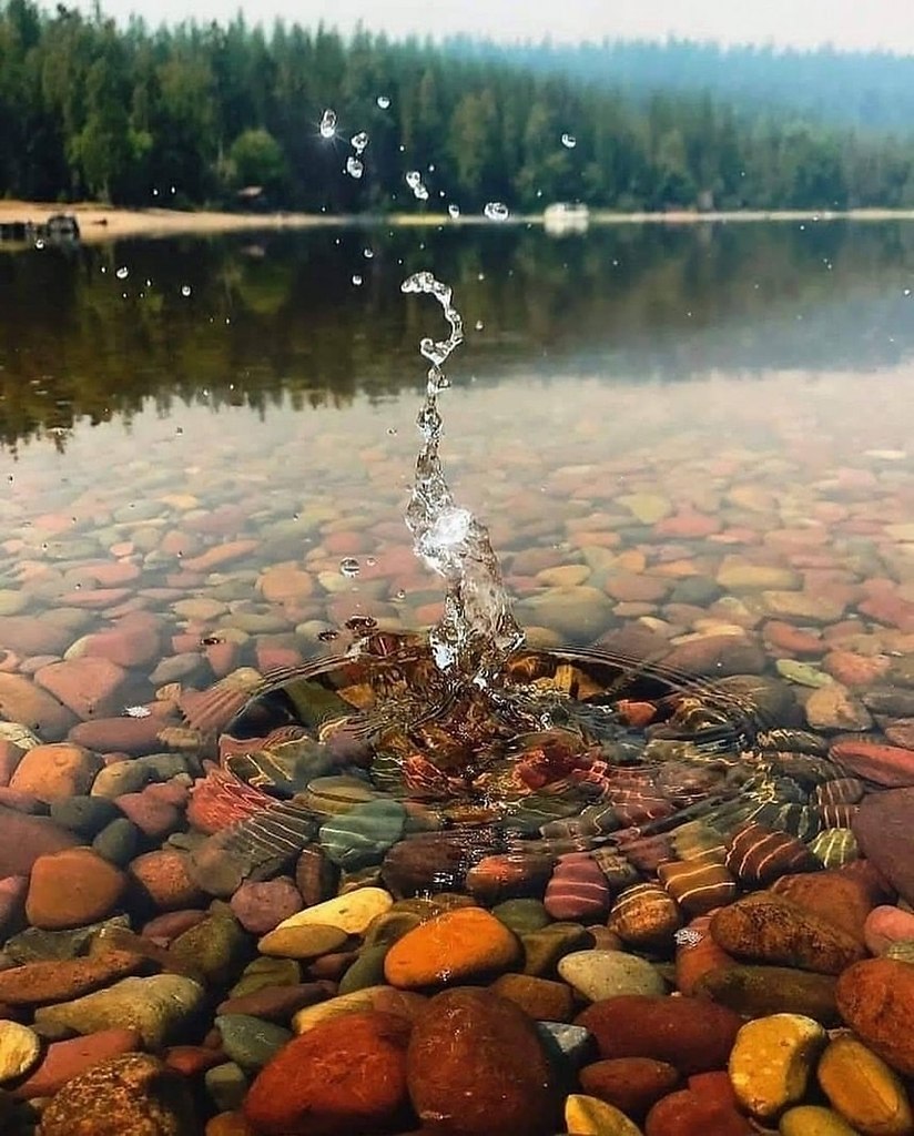 камни в озере