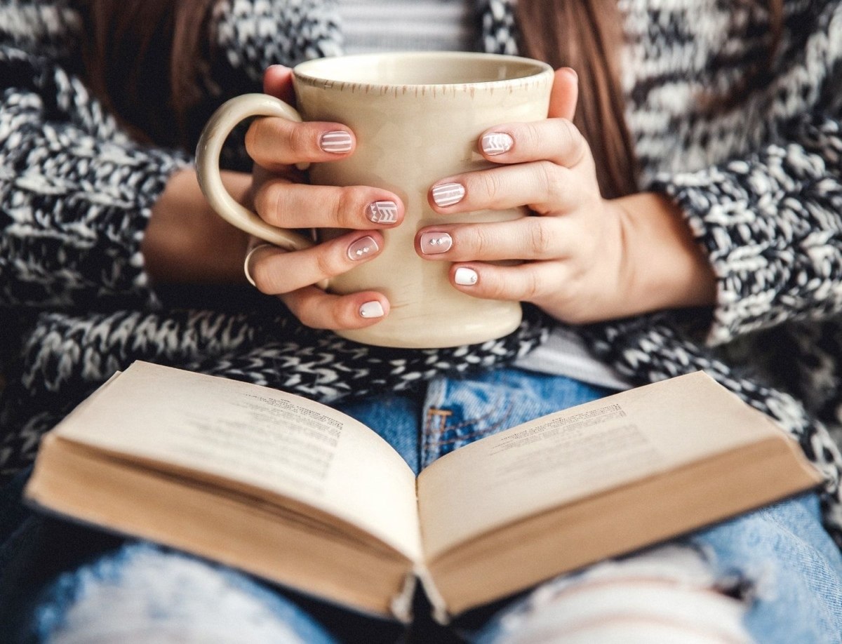 Девушка с книгой и кофе